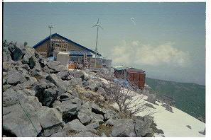 山頂小屋と雪渓